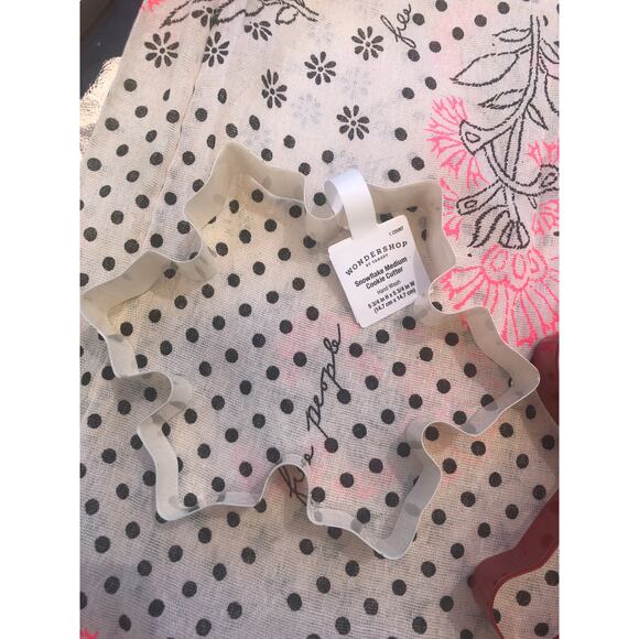 Wondershop NWT Large Snowflake & Large Gingerbread Cookie Cutters - Picture 3 of 5